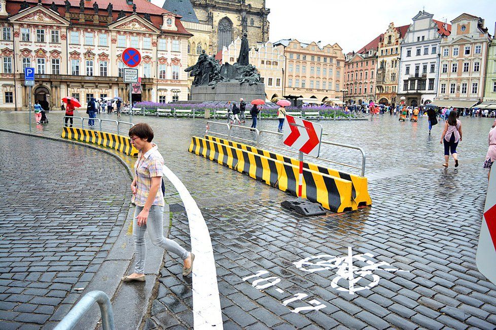 V historickém centru Prahy TSK na popud Prahy 1 nastříkalo bílé značení na chodník. Pražané jsou popuzeni.