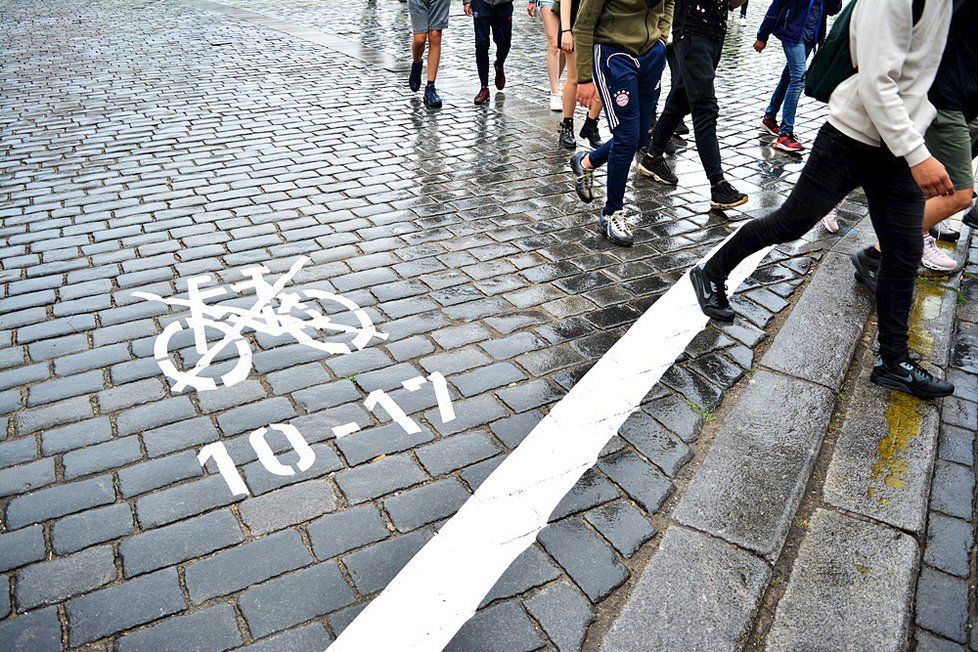 V historickém centru Prahy TSK na popud Prah 1 nastříkalo bílé značení na chodník. Pražané jsou popuzeni.