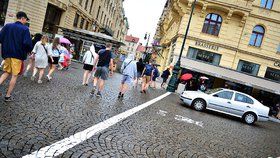 V historickém centru Prahy TSK na popud Prahy 1 nastříkala bílé značení na chodník. Pražané jsou popuzeni.