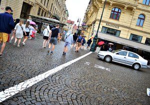 V historickém centru Prahy TSK na popud Prahy 1 nastříkala bílé značení na chodník. Pražané jsou popuzeni.