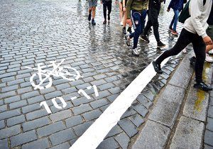 Soud zrušil omezení cyklistů v centru Prahy před 4 měsíci, značení na zemi stále zůstává.