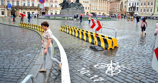 Soud zrušil omezení cyklistů v centru Prahy před 4 měsíci, značení na zemi stále zůstává.
