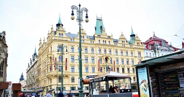 V historickém centru Prahy TSK na popud Prahy 1 nastříkala bílé značení na chodník. Pražané jsou popuzeni.