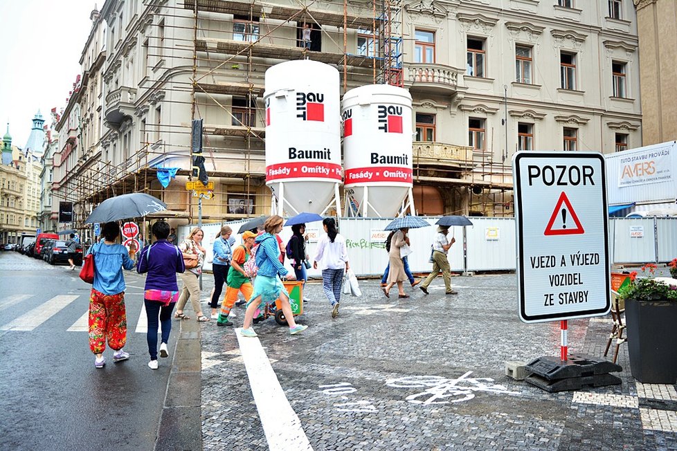 Soud zrušil omezení cyklistů v centru Prahy před 4 měsíci, značení na zemi stále zůstává.