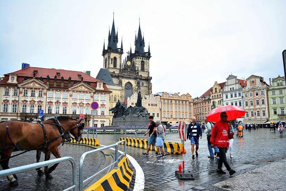 V historickém centru Prahy TSK na popud Prahy 1 nastříkalo bílé značení na chodník. Pražané jsou popuzeni.