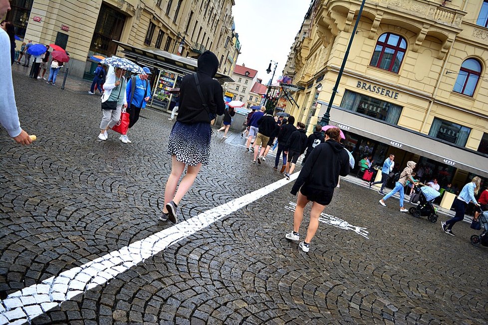 V historickém centru Prahy TSK na popud Prahy 1 nastříkala bílé značení na chodník. Pražané jsou popuzeni.