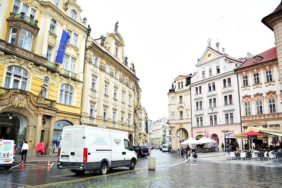 V historickém centru Prahy TSK na popud Prahy 1 nastříkala bílé značení na chodník. Pražané jsou popuzeni.