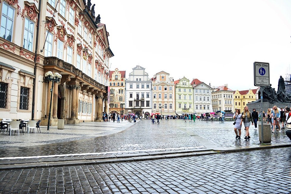 V historickém centru Prahy TSK na popud Prah 1 nastříkalo bílé značení na chodník. Pražané jsou popuzeni.