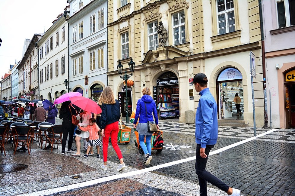 V historickém centru Prahy TSK na popud Prahy 1 nastříkalo bílé značení na chodník. Pražané jsou popuzeni.