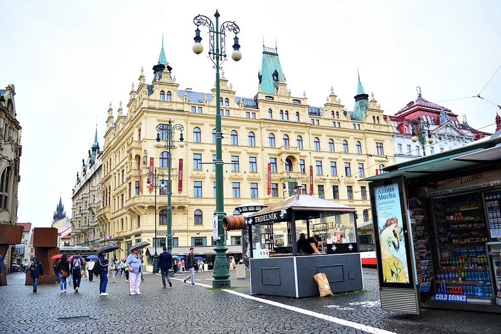 Soud zrušil omezení cyklistů v centru Prahy před 4 měsíci, značení na zemi stále zůstává.