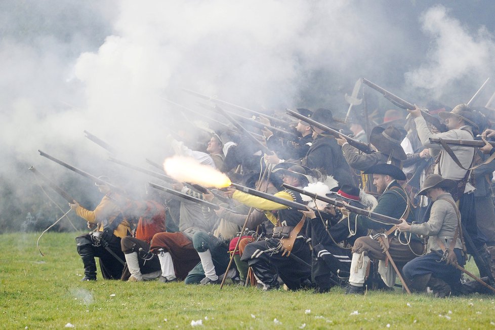 Historické rekonstrukce bitvy na Bílé hoře patří k podzimnímu koloritu hlavního města prakticky rok co rok. (ilustrační foto)