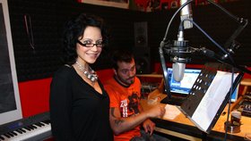 Lucka s Vaškem v jeho nahrávacím studiu.