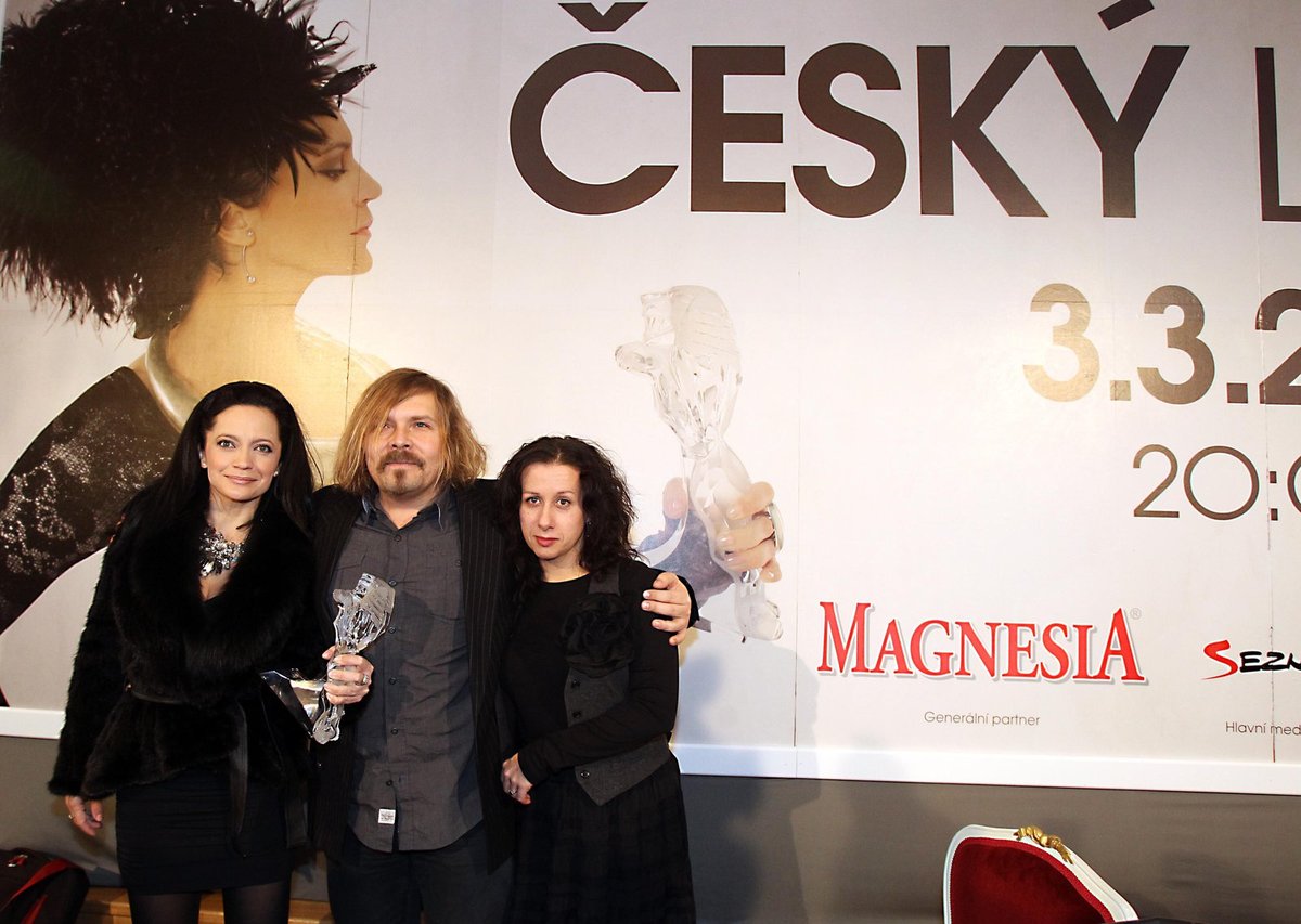 Petr Vachler s Lucií Bílou a Ester Kočičkovou.