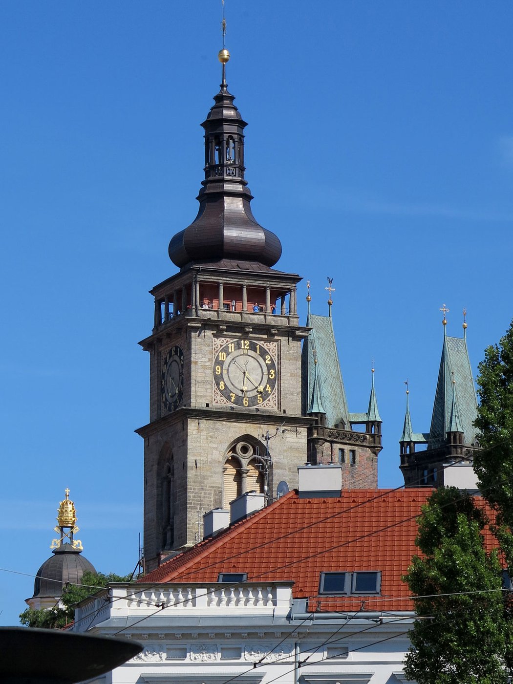 Z městské Bílé věže v Hradci Králové máte jako na dlani město a na dosah ruky kostelní (nepřístupné) věže