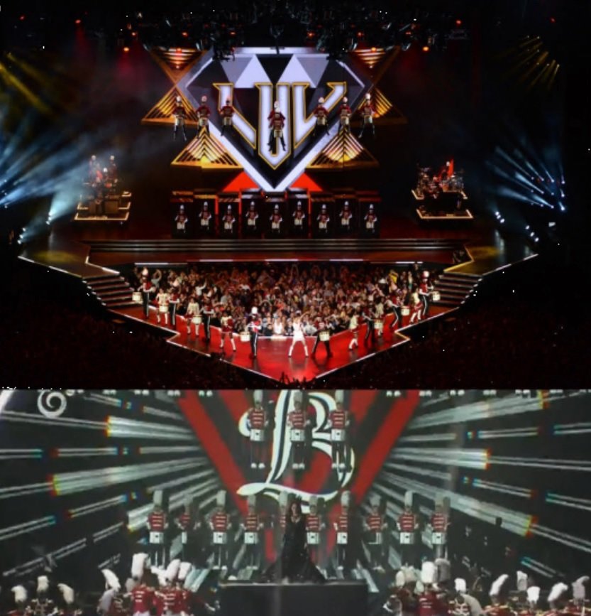 Obě zpěvačky při koncertu měly podobné logo.Madonna M (nahoře) Lucie B (dole.