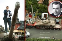 Odplata za sovětskou okupaci: Před dům bývalého komunisty dotáhli tank!