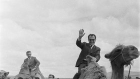 To byla jízda! Během návštěvy Mongolska v červnu 1973 si soudruzi (zprava)Vasil Biľak (člen předsednictva a tajemník ÚV KSČ) a Lubomír Štrougal (člen předsednictva ÚV KSČ a předseda vlády ČSSR) vyzkoušeli také jízdu na velbloudech.