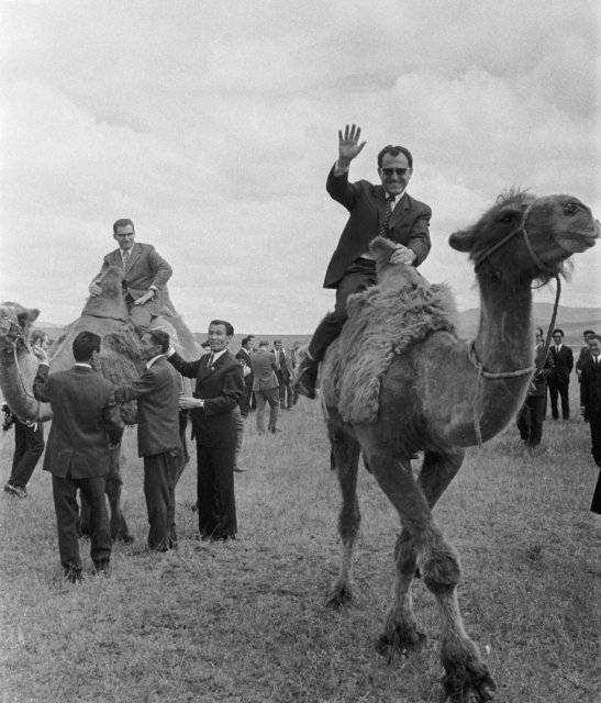 To byla jízda! Během návštěvy Mongolska v červnu 1973 si soudruzi (zprava) Vasil Biľak (člen předsednictva a tajemník ÚV KSČ) a Lubomír Štrougal (člen předsednictva ÚV KSČ a předseda vlády ČSSR) vyzkoušeli také jízdu na velbloudech.