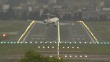 Hrozivé video z letiště: Piloti bojovali s bočním větrem