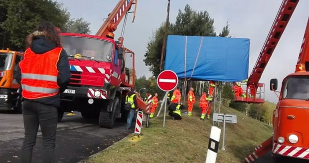 Billboardy jdou k zemi: Stát se pustil do demontáže nelegálních poutačů