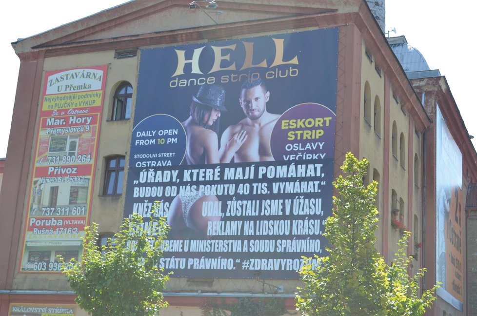 Takto vypadá billboard upravený provozovatelem striptýzového klubu po udělené pokutě.