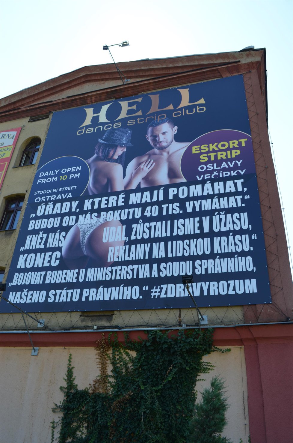 Takto vypadá billboard upravený provozovatelem striptýzového klubu po udělené pokutě.