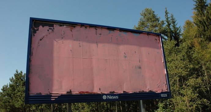 Reklamní bilbordy přeměnili na růžové plochy