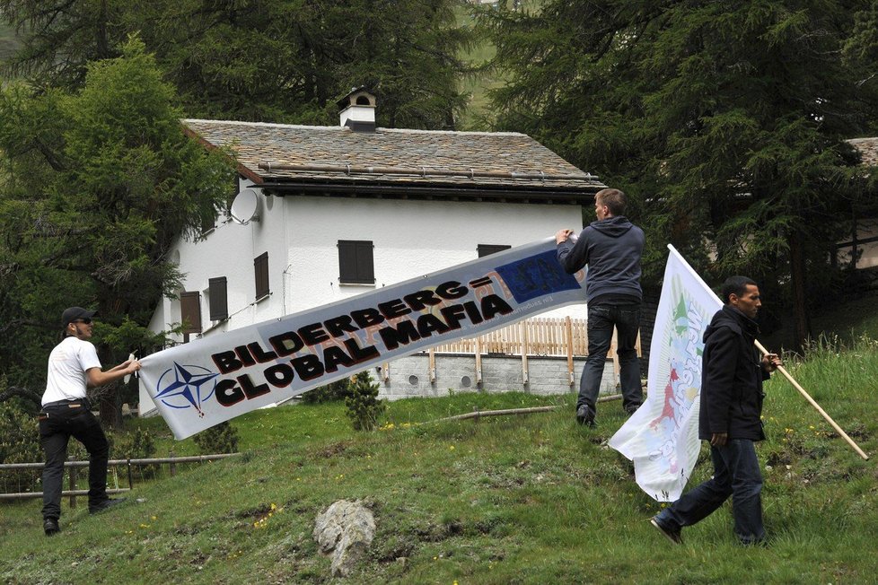 Konání konferencí skupiny Bilderberg zpravidla doprovázejí protesty proti schůzce mocných.