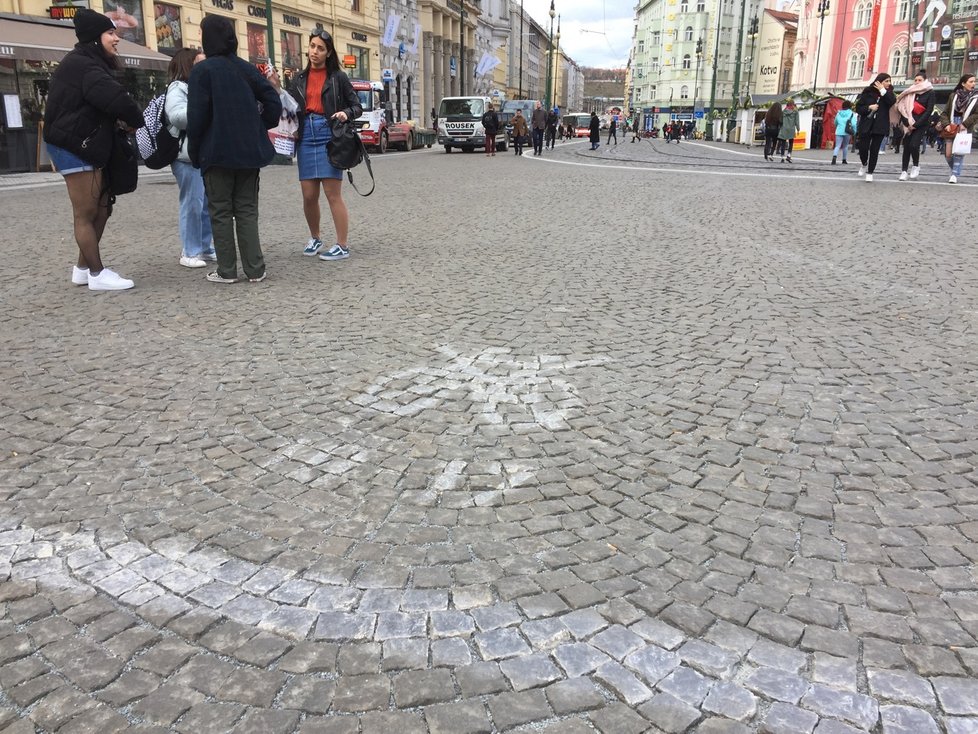 TSK v centru Prahy odstraňuje bílé čáry, které měly omezit provoz cyklistů.