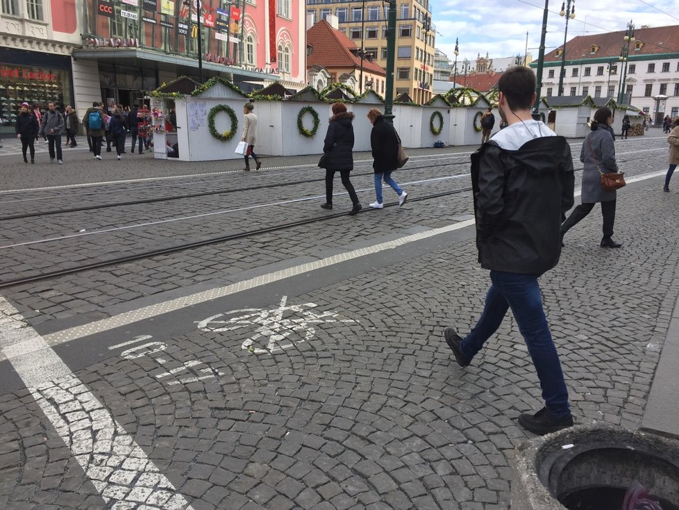 TSK v centru Prahy odstraňuje bílé čáry, které měly omezit provoz cyklistů.