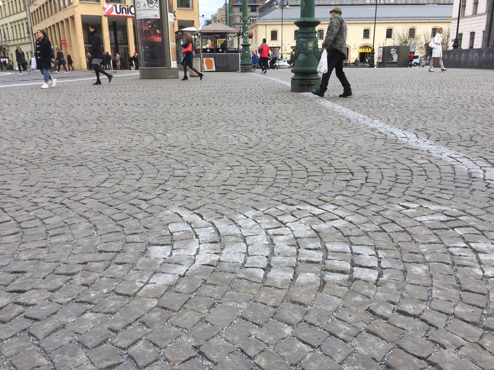 TSK v centru Prahy odstraňuje bílé čáry, které měly omezit provoz cyklistů.