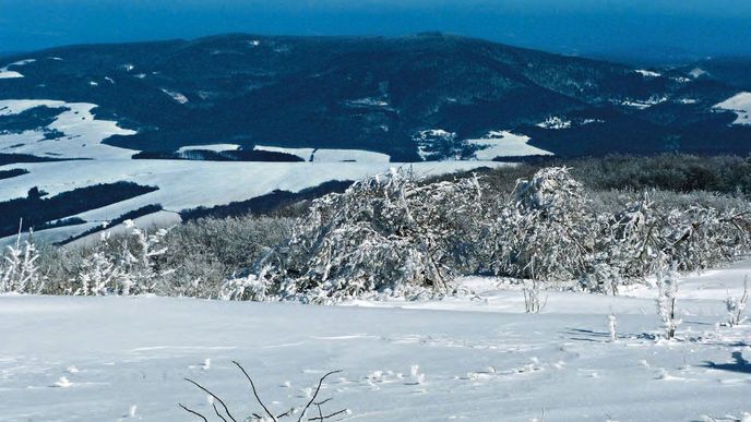 Dohlednost větší než 100 km nebývá každý den – blízký masiv Lopeníku.