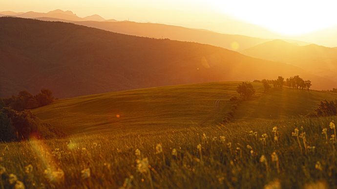 Nejkrásnější ráno zažijete n kopcích a loukách Bílých Karpat. Tento výhled na kopci Machnáč patří mezi naše nejoblíbenější a každý rok se sem vracíme.