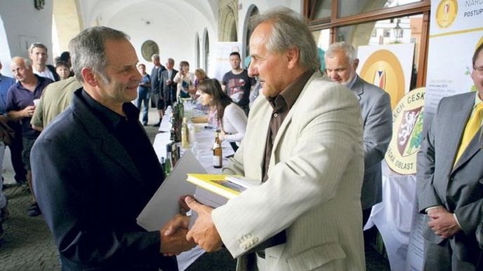 Bílé prvenství. Starosta Litoměřic Ladislav Chlupáč (vpravo) předává titul Šampiona
Františku Kupsovi, řediteli Žernoseckého vinařství, za Tramín červený, pozdní sběr 2009