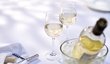 Krevetový salát servírujte se sklenkou bílého vína