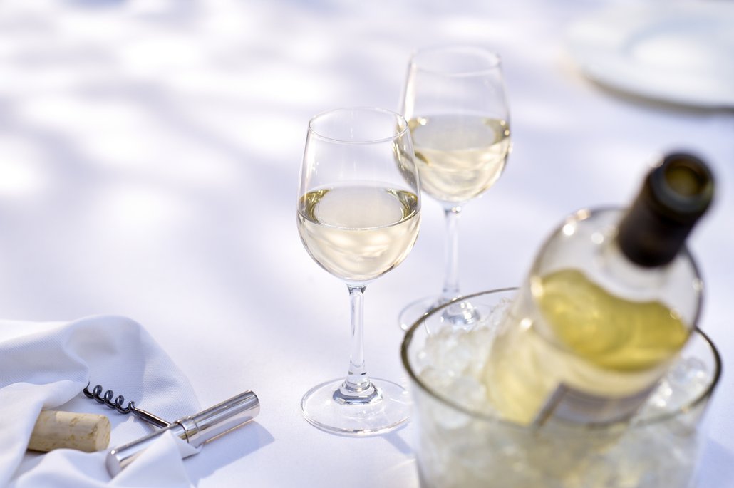 Krevetový salát servírujte se sklenkou bílého vína