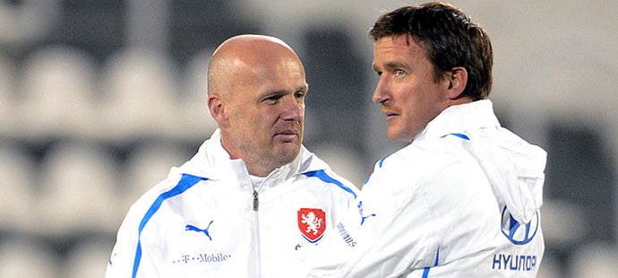 Michal Bílek s manažerem Vladimírem Šmicrem na tréninku reprezentace.