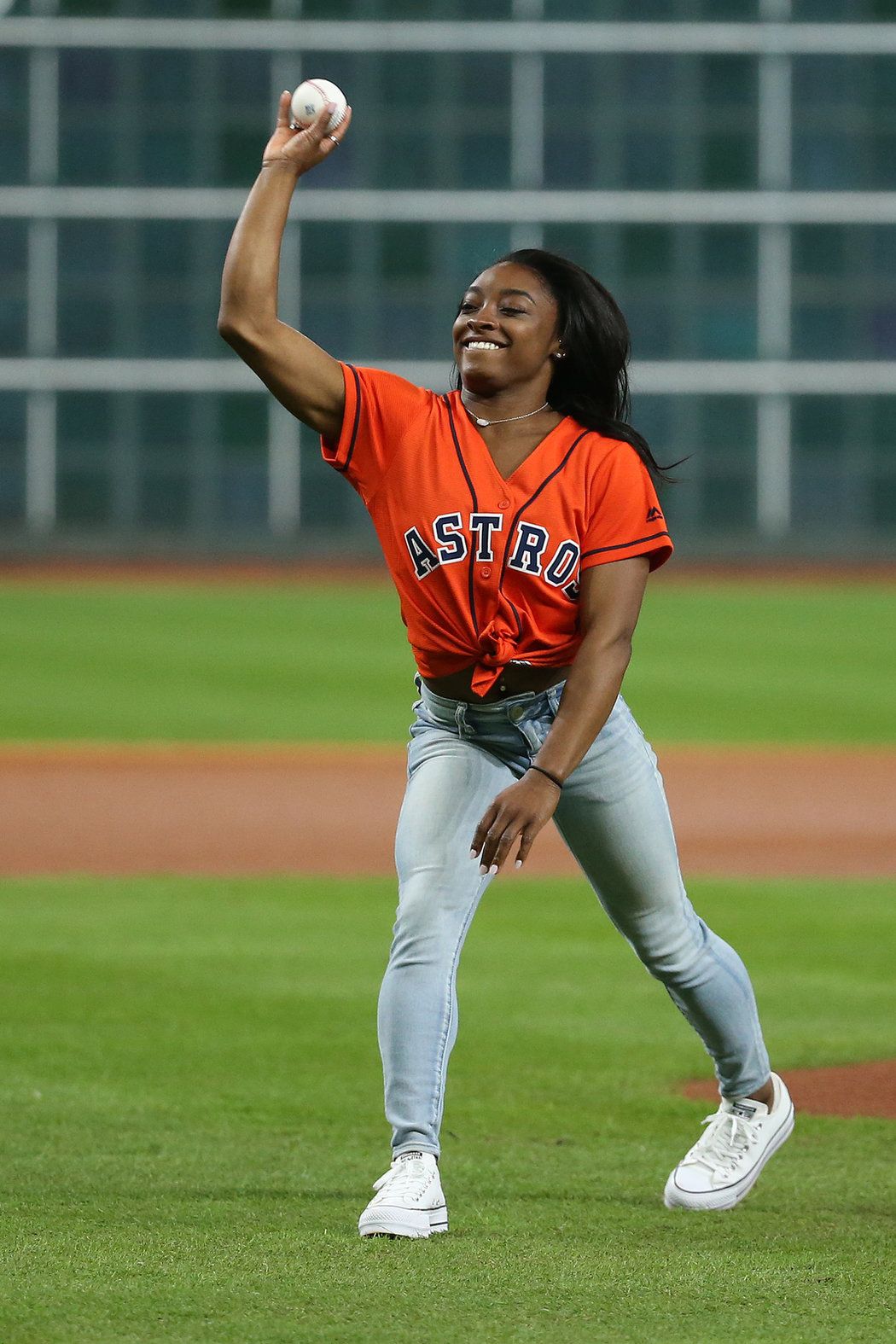 Sympatická Simone Bilesová odstartovala zápas Světové série mezi Houstonem a Washingtonem slavnostním nadhozem