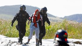 Aktivisté a demonstranti proti těžbě uhlí se snažili 30. června proniknout do zakázaného dobývacího prostoru povrchového dolu Bílina na Mostecku během protestního pochodu podél hranice dolu. Policie jich 234 zajistila. Už ráno se zhruba dvacítka z nich připoutala na vrcholu rypadla v lomu Bílina. Těžba v lomu se zastavila. Zbylých několik set aktivistů dorazilo po vymezené trase do obce Braňany, kde pochod skončil.