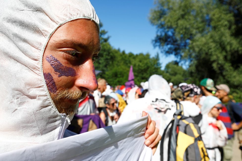 Aktivisté a demonstranti podnikli 30. června pochod za klimatickou spravedlnost k lomu Bílina na Mostecku podél jeho hrany. Někteří se snažili proniknout do zakázaného dobývacího prostoru povrchového dolu. Policie jich 234 zajistila. Zbylých několik set aktivistů dorazilo po vymezené trase do obce Braňany, kde pochod skončil.