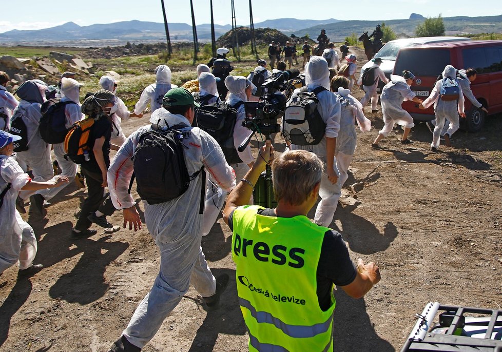 Aktivisté a demonstranti proti těžbě uhlí se snažili 30. června proniknout do zakázaného dobývacího prostoru povrchového dolu Bílina na Mostecku během protestního pochodu podél hranice dolu. Policie jich 234 zajistila. Už ráno se zhruba dvacítka z nich připoutala na vrcholu rypadla v lomu Bílina. Těžba v lomu se zastavila. Zbylých několik set aktivistů dorazilo po vymezené trase do obce Braňany, kde pochod skončil.