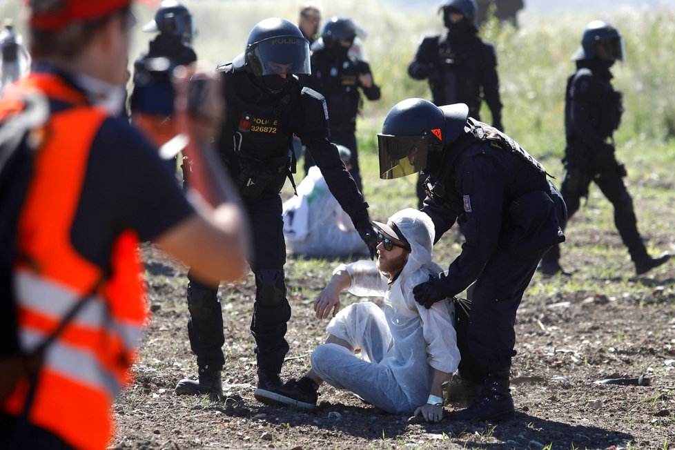 Aktivisté a demonstranti proti těžbě uhlí se snažili 30. června proniknout do zakázaného dobývacího prostoru povrchového dolu Bílina na Mostecku během protestního pochodu podél hranice dolu. Policie jich 234 zajistila. Už ráno se zhruba dvacítka z nich připoutala na vrcholu rypadla v lomu Bílina. Těžba v lomu se zastavila. Zbylých několik set aktivistů dorazilo po vymezené trase do obce Braňany, kde pochod skončil.