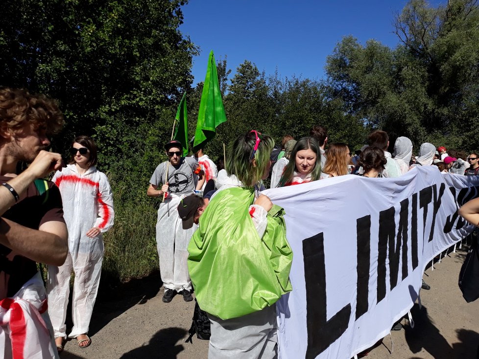 Několik set aktivistů protestovalo 30. června u povrchového dolu Bílina na Mostecku proti těžbě fosilních paliv.