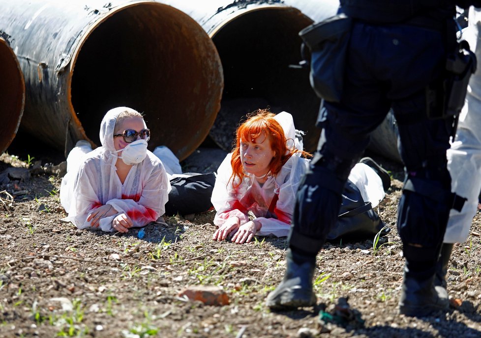 Aktivisté a demonstranti proti těžbě uhlí se snažili 30. června proniknout do zakázaného dobývacího prostoru povrchového dolu Bílina na Mostecku během protestního pochodu podél hranice dolu. Policie jich 234 zajistila. Už ráno se zhruba dvacítka z nich připoutala na vrcholu rypadla v lomu Bílina. Těžba v lomu se zastavila. Zbylých několik set aktivistů dorazilo po vymezené trase do obce Braňany, kde pochod skončil.