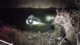 Řidič sjel po smyku s autem do řeky Bíliny, v nemocnici zemřel.