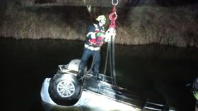 Řidič sjel po smyku s autem do řeky Bíliny, v nemocnici zemřel.