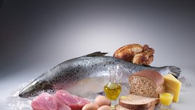 Omega-3 mastné kyseliny obsahují např. ryby nebo ořechy.