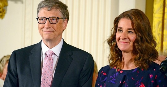 Naočkovaní lidé nevědí, zda je bude po rozvodu Billa Gatese ovládat on, nebo jeho žena Melinda 