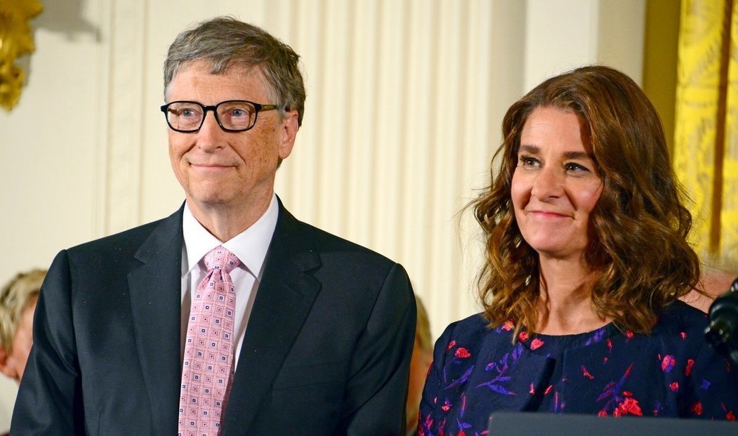 Bill Gates v den oznámení rozvodu převedl na Melindu Gatesovou akcie v hodnotě 1,8 miliardy dolarů.