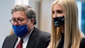 Americký ministr spravedlnosti Bill Barr s dcerou prezidenta Ivankou Trump po boku